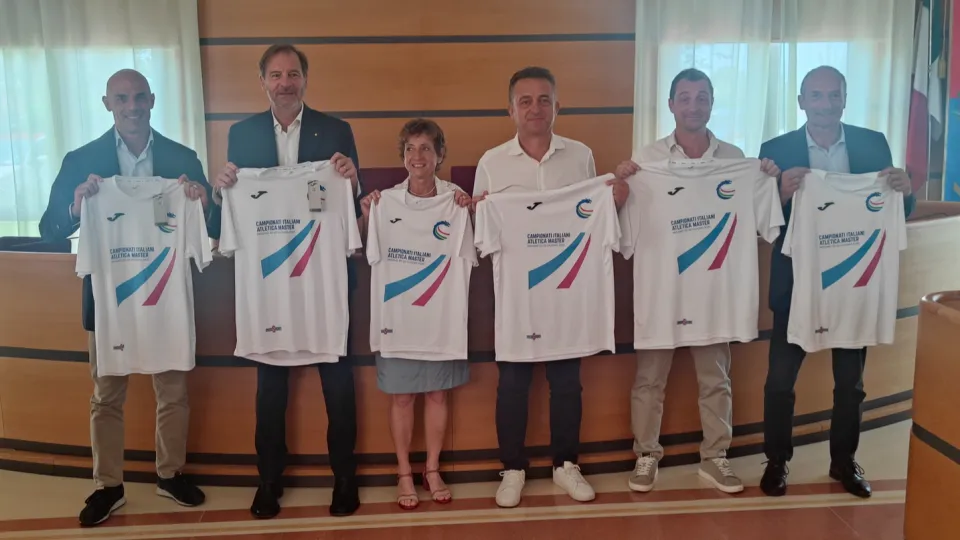 I relatori della conferenza stampa con la maglia ufficiale dei Campionati