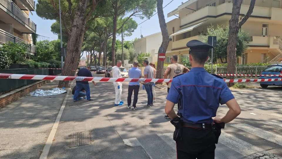 I rilievi dei carabinieri in via Galliano