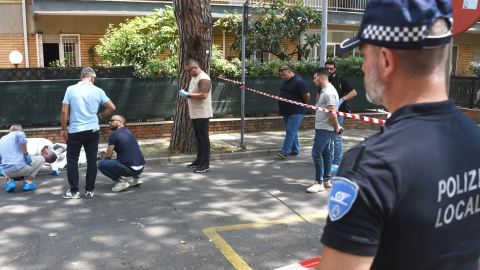 i rilievi in via Galliano da parte dei carabinieri e del medico legale