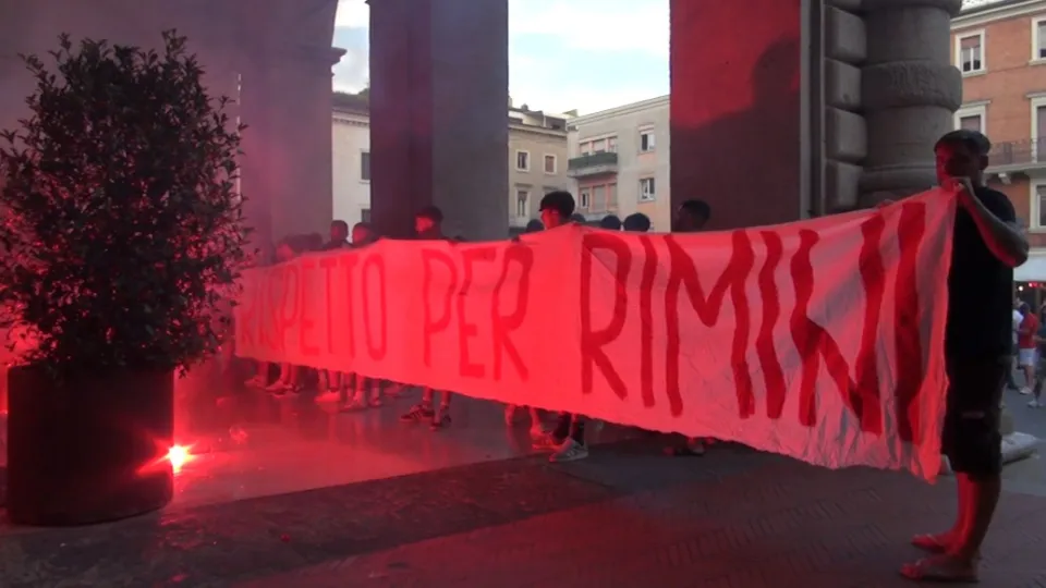 I tifosi della Curva Est espongono davanti all'ingresso del Municipio lo striscione
