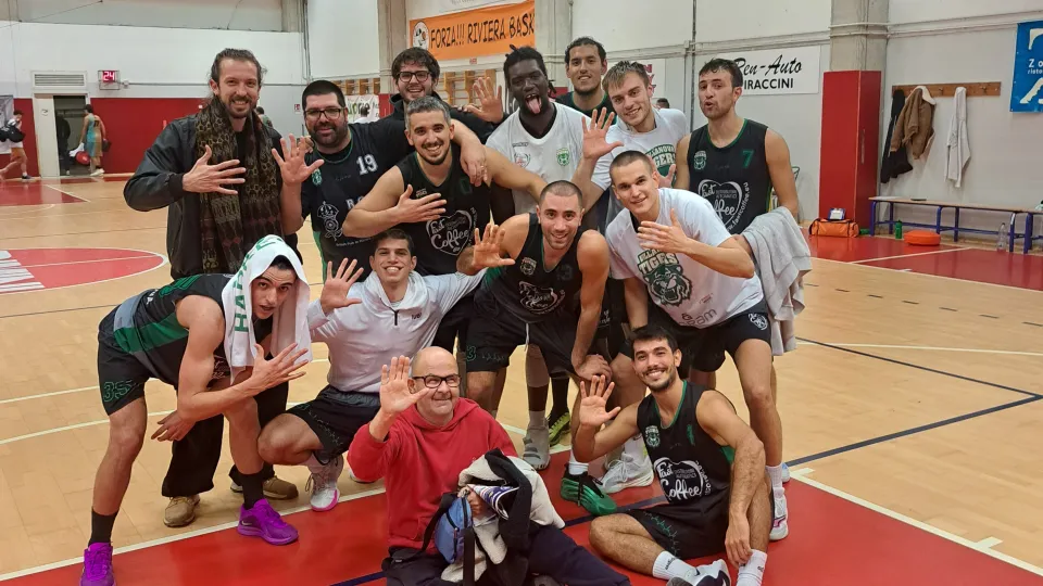 I Tigers festeggiano la vittoria con il Sunrise Rimini