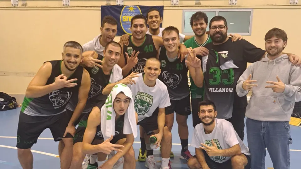 I Tigers festeggiano la vittoria sul parquet della Pol. Stella