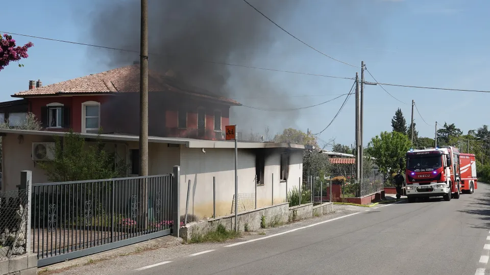 i vigili del fuoco al lavoro a Sant'Aquilina (foto Adriapress)