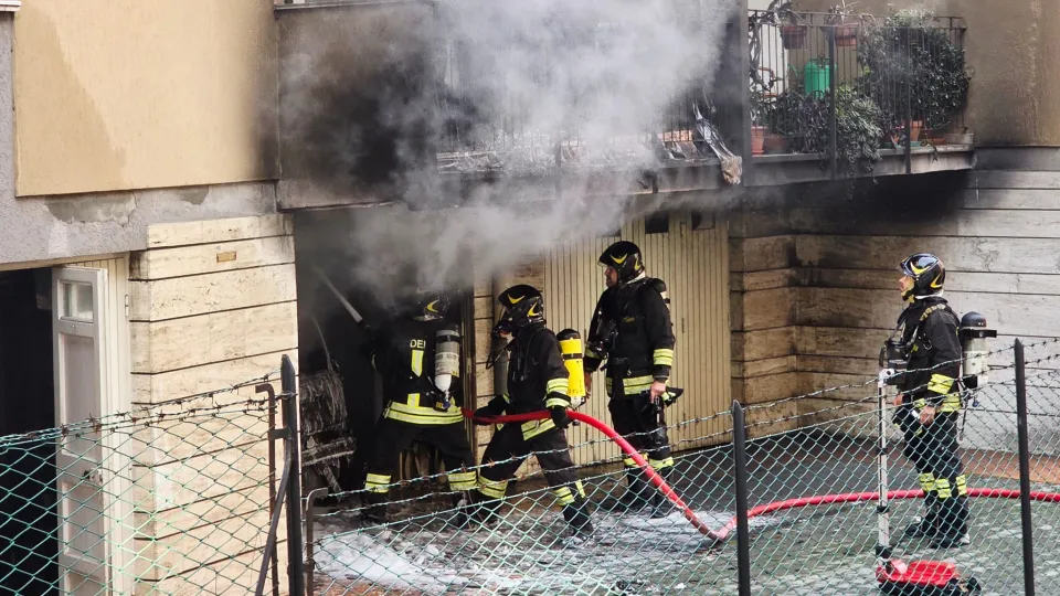 i vigili del fuoco al lavoro in via Covignano