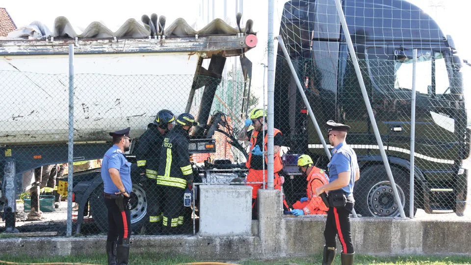 I vigili del fuoco al lavoro per estrarre l'operaio (foto Migliorini)