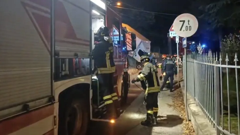 i vigili del fuoco al lavoro per rimuovere il camion