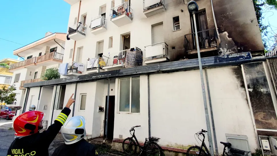 i vigili del fuoco davanti allo stabile di via Fano (foto Migliorini)