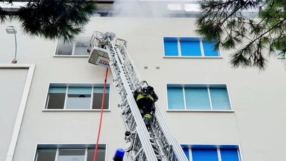 I vigili del fuoco durante le operazioni di spegnimento del rogo (foto Migliorini)