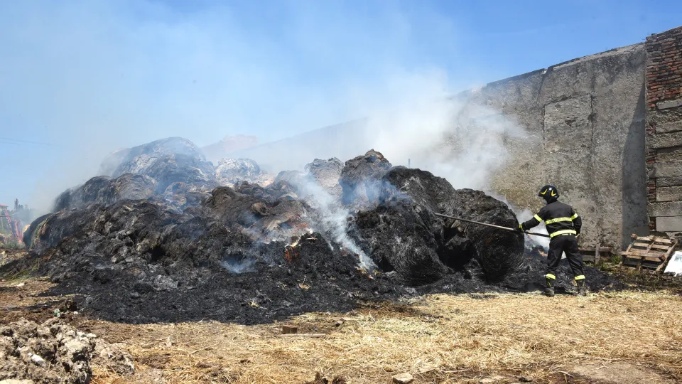 i vigili del fuoco impegnati a Mulazzano (Adriapress)