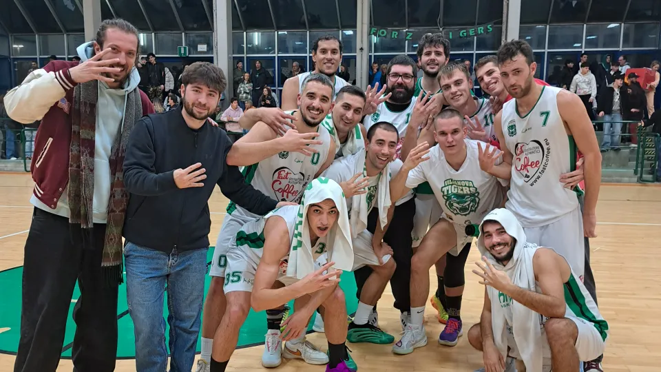 I Villanova Tigers festeggiano la vittoria con i Tigers Forlì