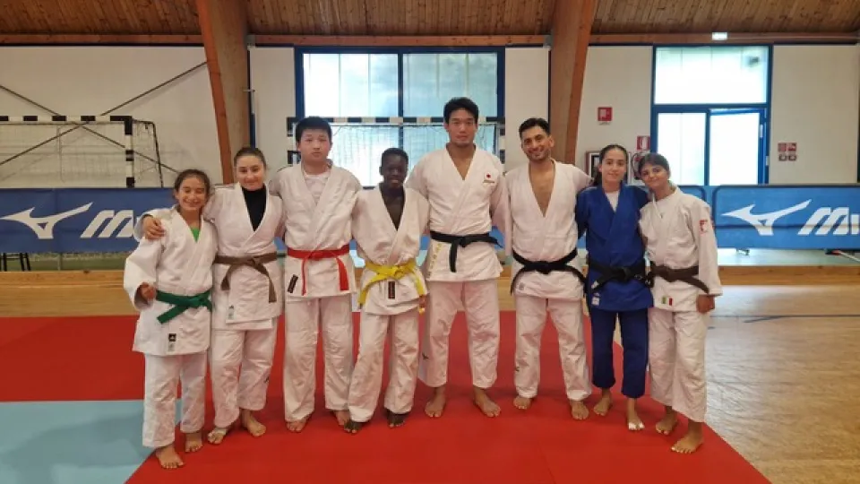 iI campione olimpico Ryunosuke Haga e gli atleti della Judoka Riccionese, con il Maestro Longo