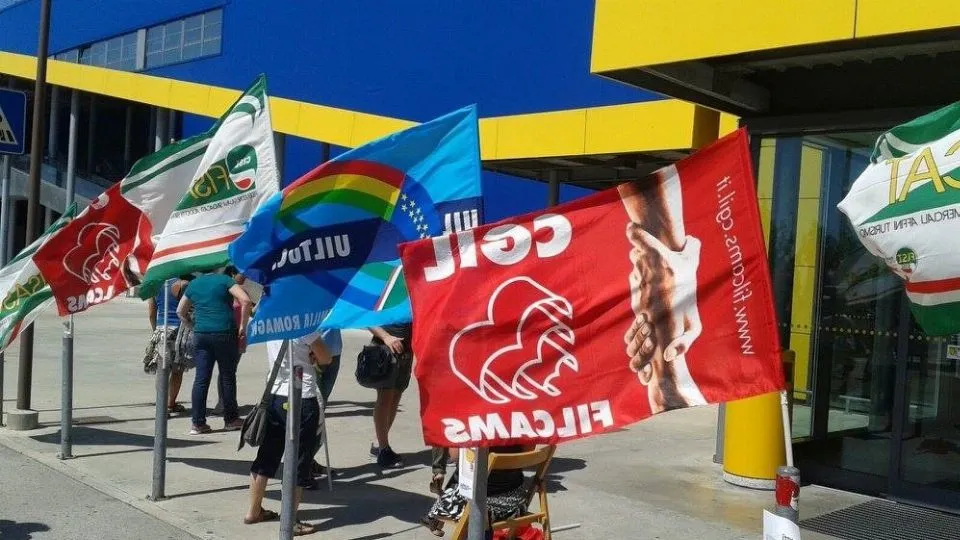 i sindacati davanti all’Ikea di Rimini