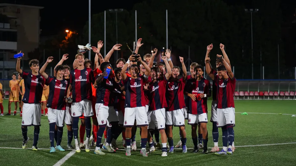 Il Bologna alza la coppa (©FSGC/Mularoni)
