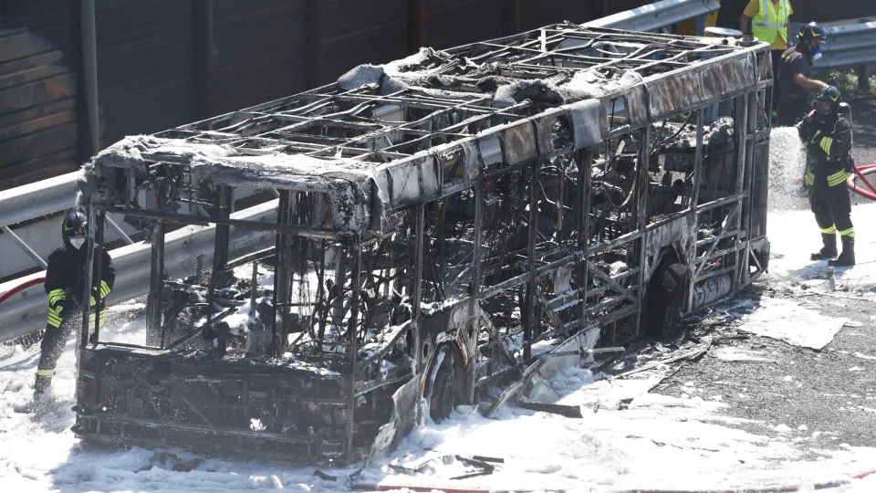 Il bus distrutto dalle fiamme in A14 (foto Migliorini)
