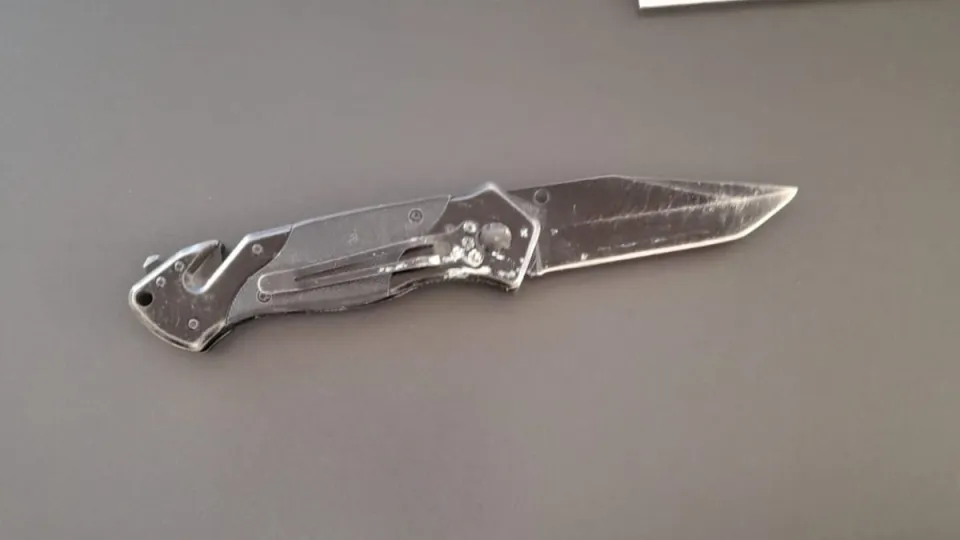 Il coltello sequestrato in tribunale