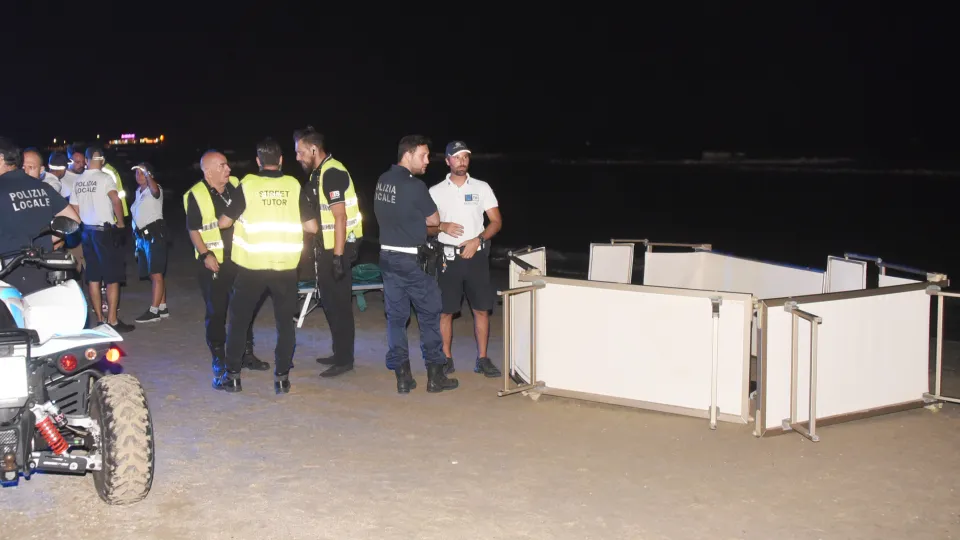 il corpo senza vita del 21enne protetto dai lettini (foto Migliorini)