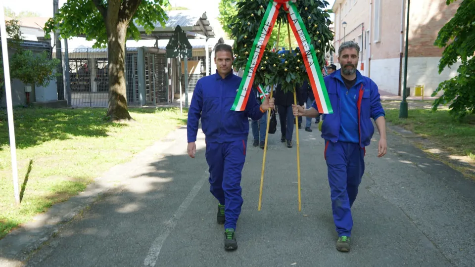 il corteo delle divise blu