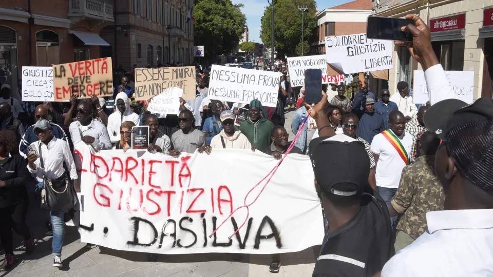 Il corteo pro Dassilva sfila per le vie del centro di Rimini