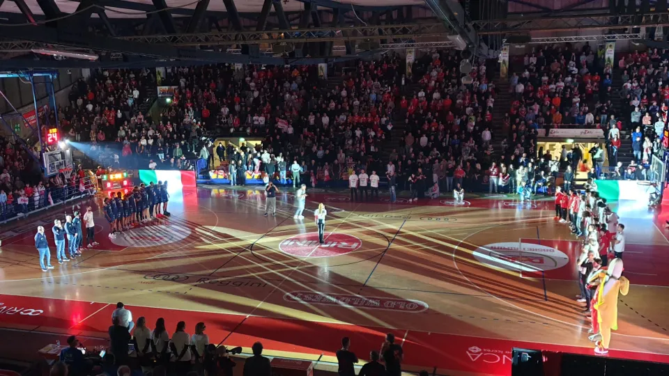 Il Flaminio durante l'inno di Kelly Joyce