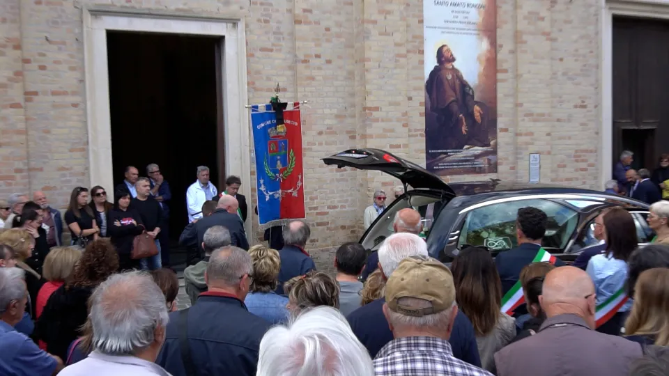 il gonfalone di Saludecio ha accompagnato l'ultimo viaggio di Dilvo Polidori