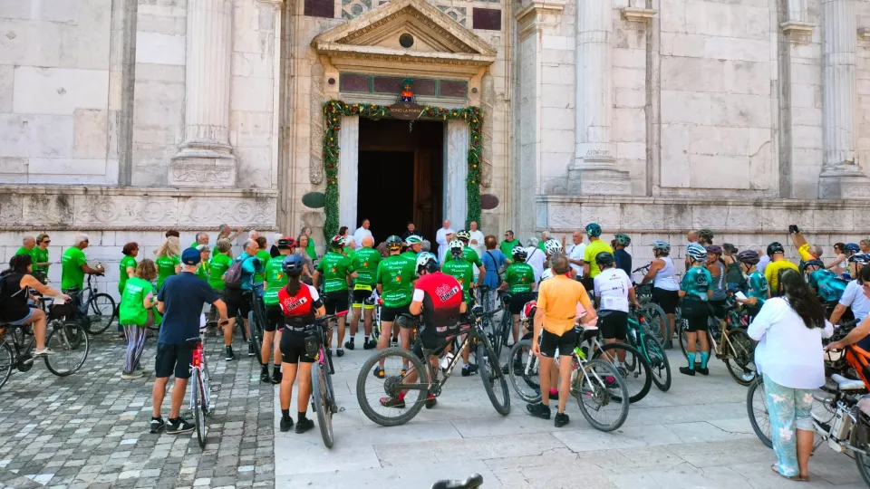 il gruppo del ciclisti pronti a partire