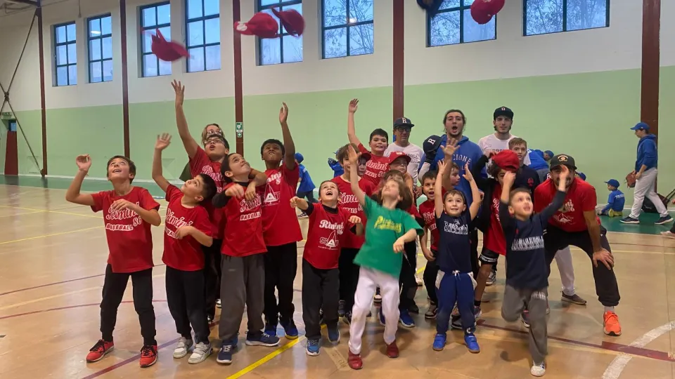 Il lancio dei cappellini