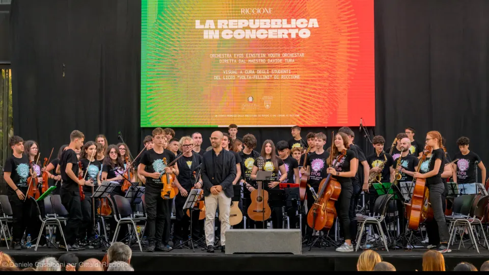 Il maestro Davide Tura con i musicisti di Eyos