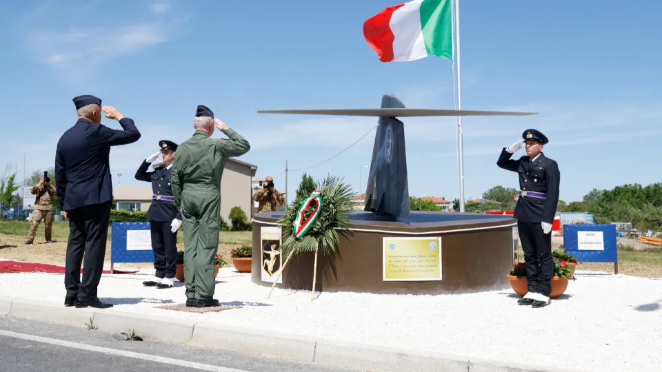 il monumento per i caduti del 5° Storno