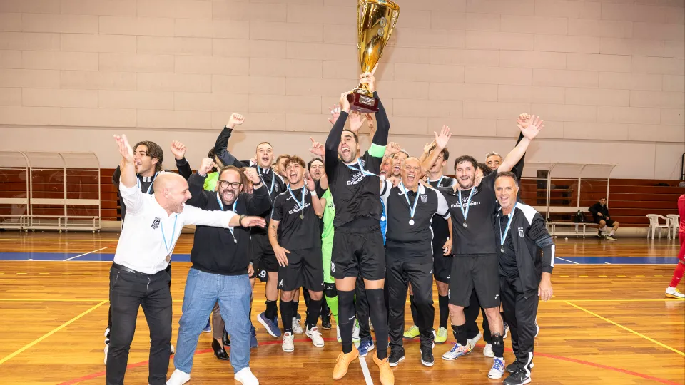Il Murata solleva la Supercoppa Givova 2025 (©FSGC/Pruccoli))