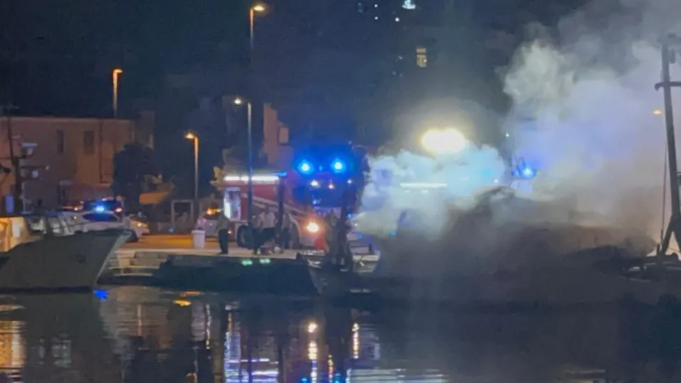 il peschereccio in fiamme al porto di Rimini
