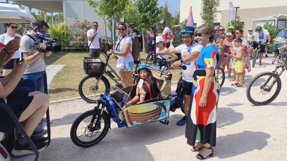 Il piccolo Davide con il papà Simone e la sindaca di Riccione Daniela Angelini alla partenza