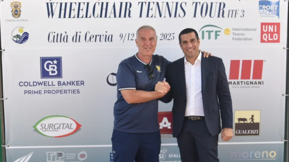Il presidente della Polisportiva 2000 Cervia, Maurizio Tappi, con il presidente della Regione, Michele De Pascale