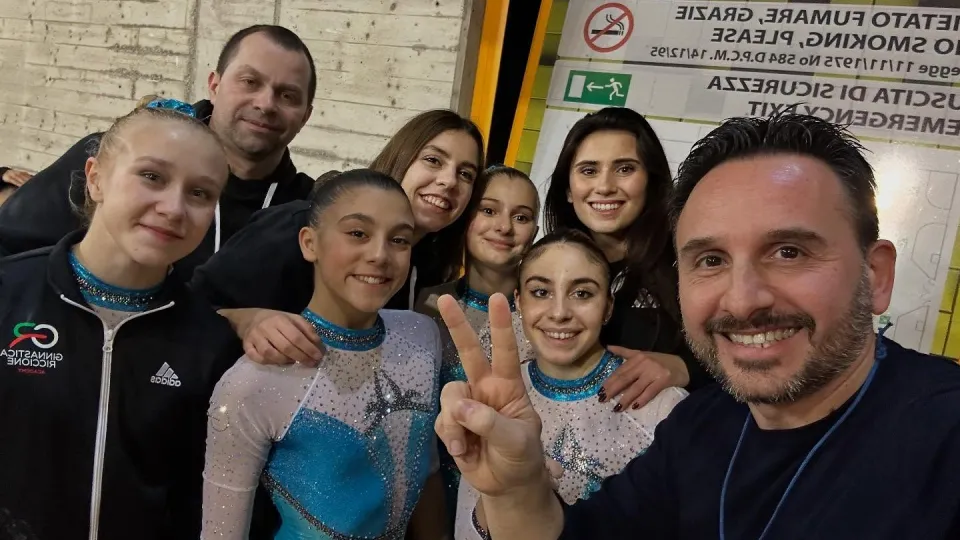 Il presidente Francesco Poesio (a destra) insieme alla squadra di A1 a Montichiari