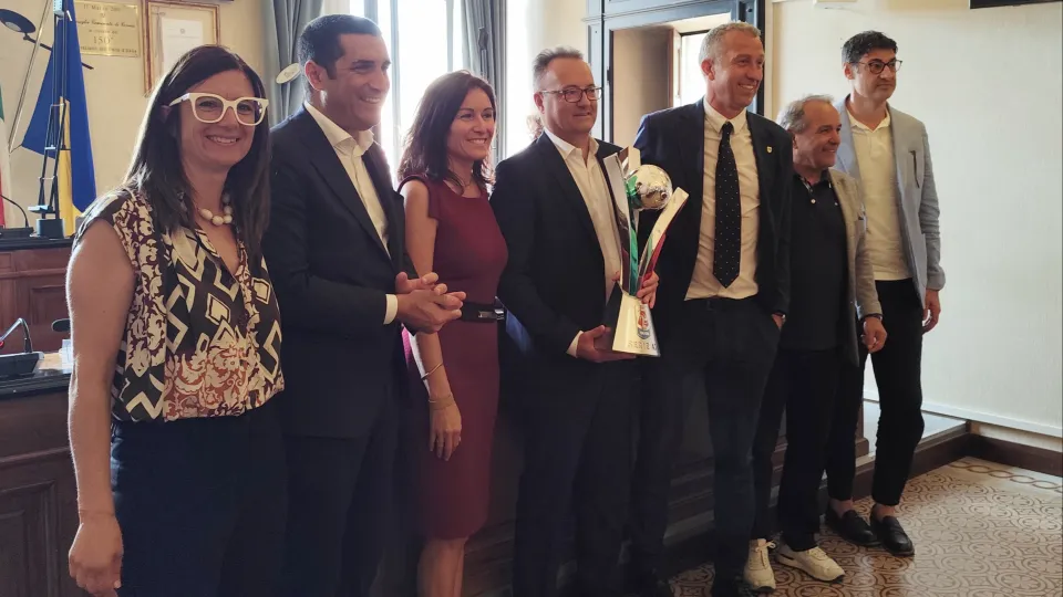 il presidente Manconi con la Coppa del trionfo in A2 insieme alle amministrazioni regionali e comunali