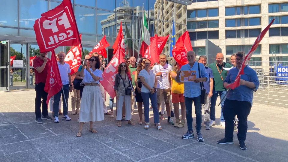 Il presidio davanti al Tribunale