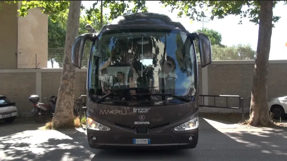 Il pullman del Rimini lascia il