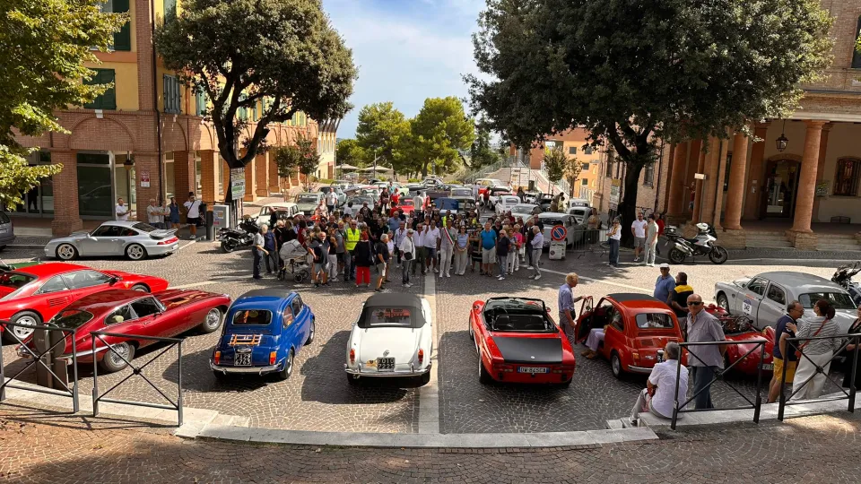 Il raduno di auto d'epoca a Coriano