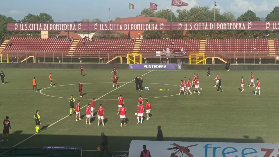Il riscaldamento dei biancorossi allo stadio