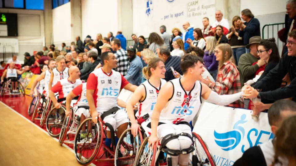 Il saluto della squadra riminese al pubblico della palestra Carim