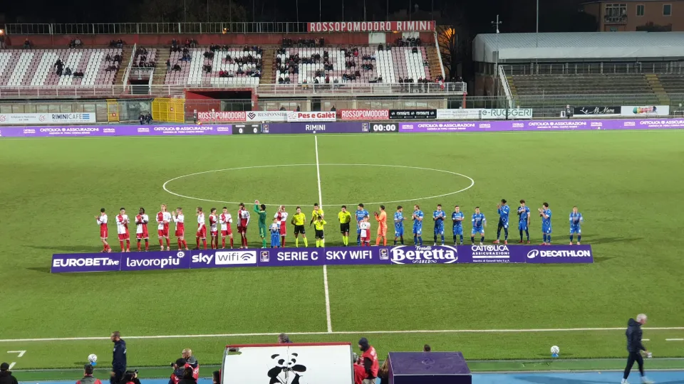 Il saluto iniziale dei giocatori di Rimini e Ascoli, con alle spalle i Distinti