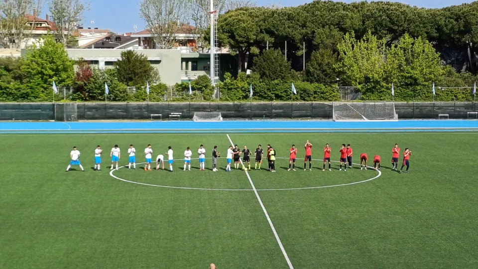 Il saluto iniziale delle due squadre