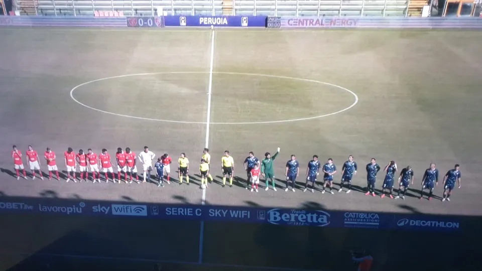 Il saluto iniziale delle due squadre