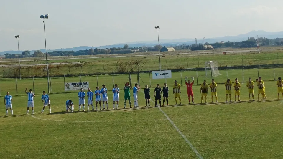 Il saluto iniziale delle due squadre