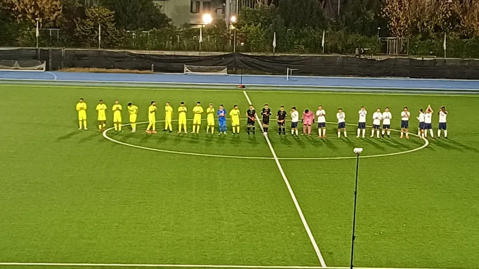 Il saluto iniziale delle due squadre