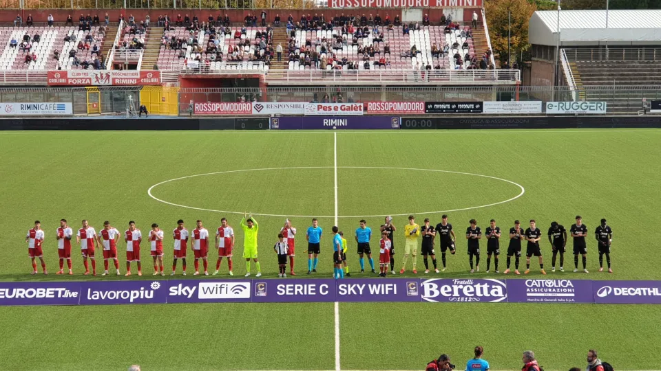 Il saluto iniziale delle due squadre