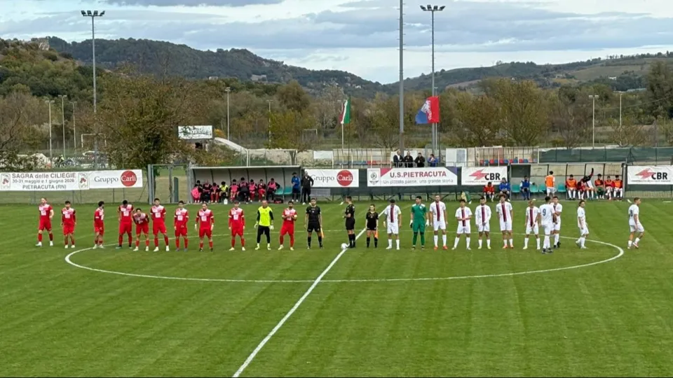 Il saluto iniziale delle due squadre