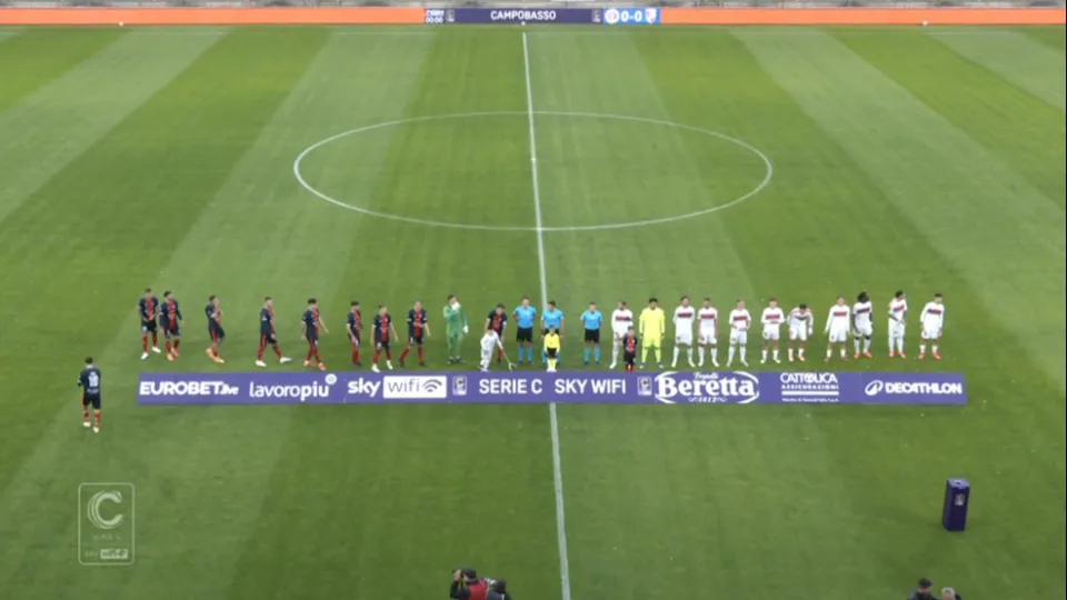 Il saluto iniziale delle due squadre