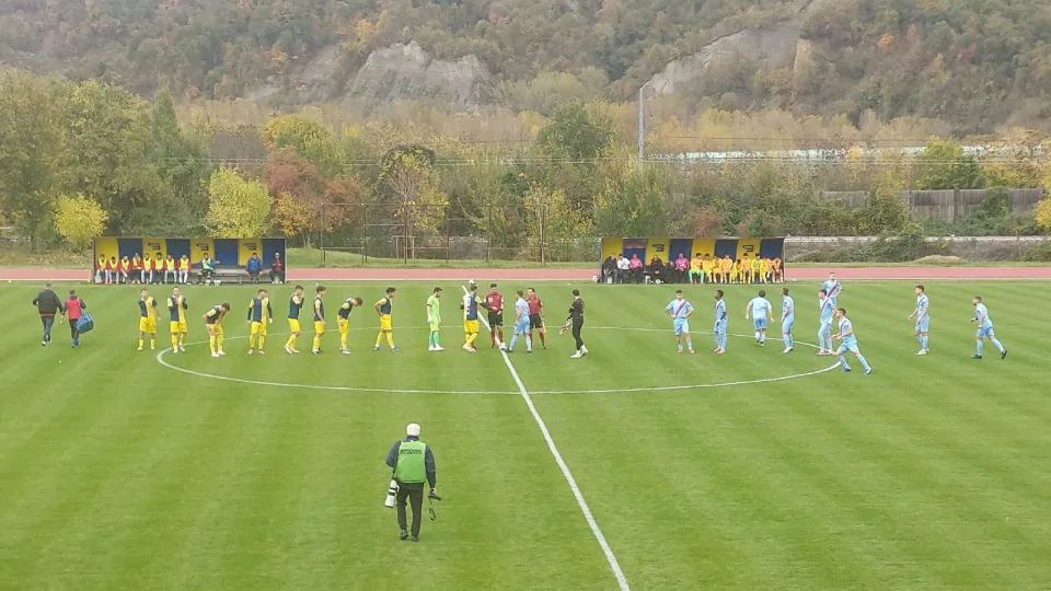 Il saluto iniziale delle due squadre