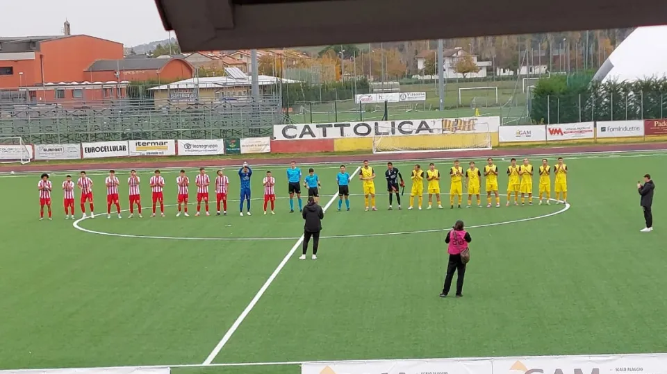 Il saluto iniziale delle due squadre