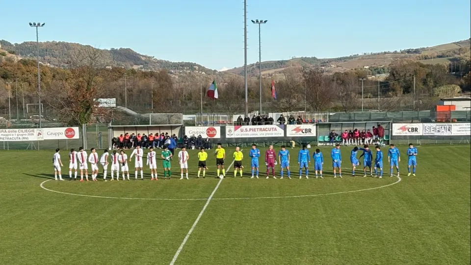 Il saluto iniziale delle due squadre